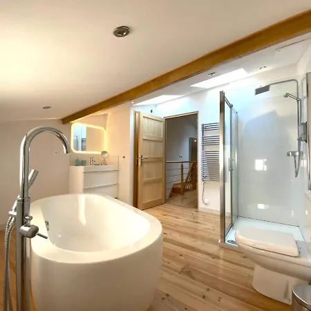 펜션 Agreable Maison Au Centre Historique De Avec Garage 푸아