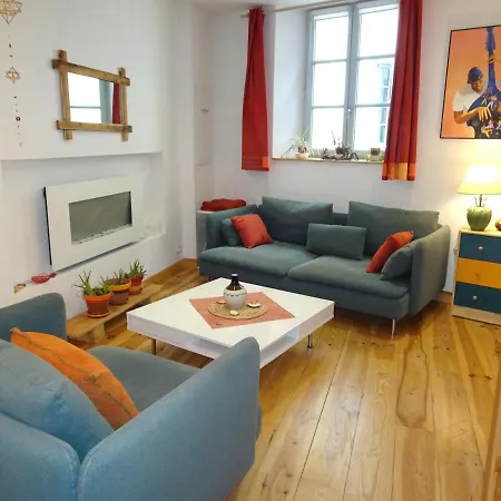 Agreable Maison Au Centre Historique De Avec Garage 펜션 푸아