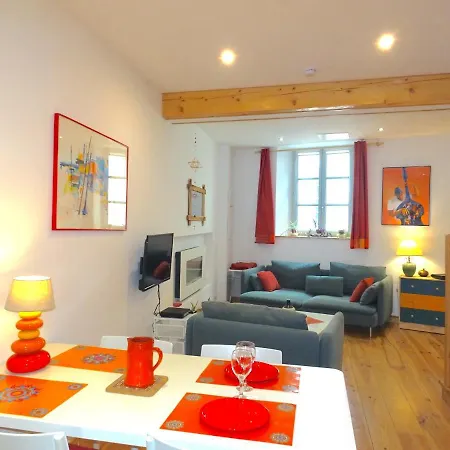 בית נופש Agreable Maison Au Centre Historique De Avec Garage פואה