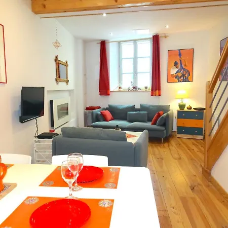 Agreable Maison Au Centre Historique De Avec Garage * פואה