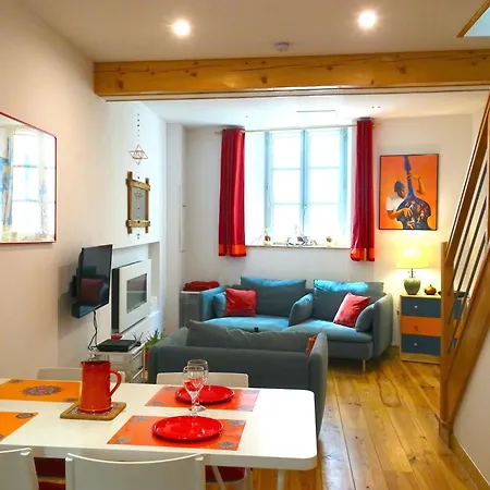 Agreable Maison Au Centre Historique De Avec Garage * פואה