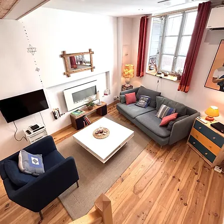 Agreable Maison Au Centre Historique De Avec Garage * פואה