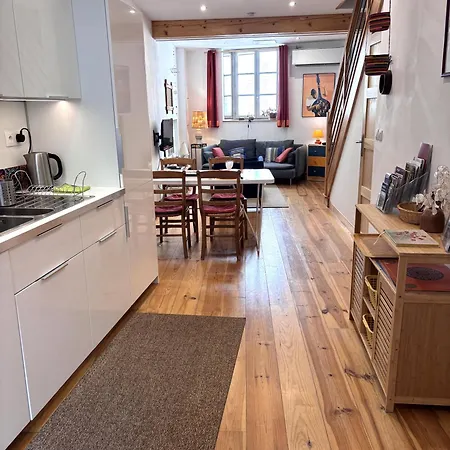 Agreable Maison Au Centre Historique De Avec Garage בית נופש *